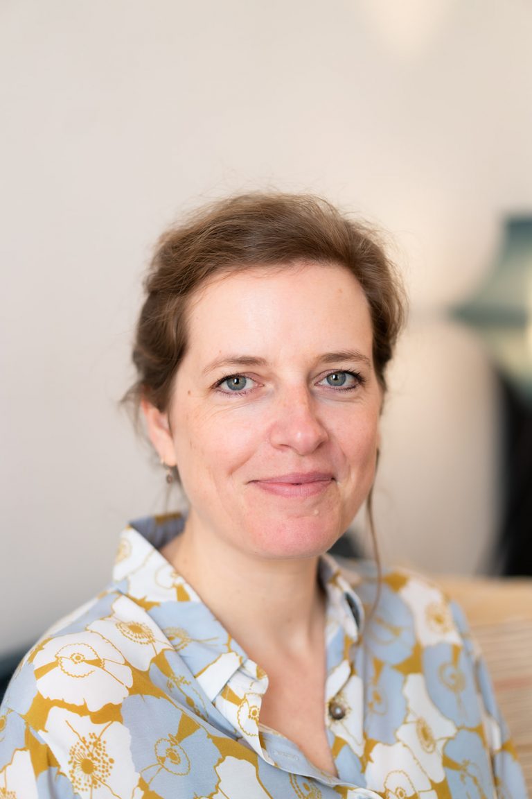 julia 37 websize 768x1152